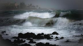 Vaarallinen myrsky suomalaisten suosikkikohteessa: Hengenvaarallinen aallokko, tulvia, lunta ja ukkosia Vaarallinen myrsky suomalaisten suosikkikohteessa: Hengenvaarallinen aallokko, tulvia, lunta ja ukkosia