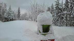 Miksi lumen syvyys vaihtelee, vaikka lunta ei ole satanut lisää eikä se ole sulanut? Miksi lumen syvyys vaihtelee, vaikka lunta ei ole satanut lisää eikä se ole sulanut?