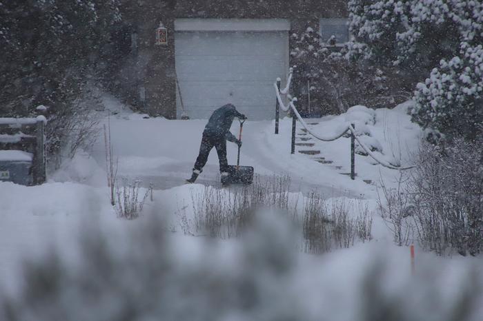 Lumitöissä Lumisade tietää myös lumitöitä.