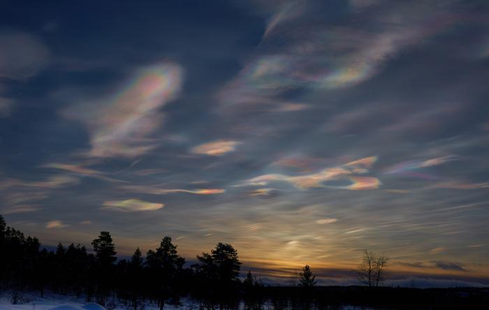 Helmiäispilviä nähtiin pohjoisessa Lapissa tammikuussa 2023.