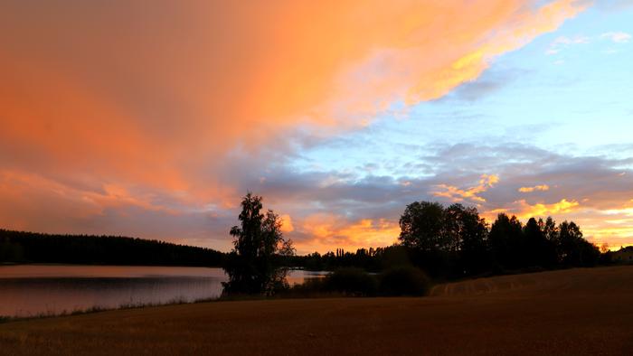 Värikäs syyskuun ilta sateen jälkeen Virroilla.