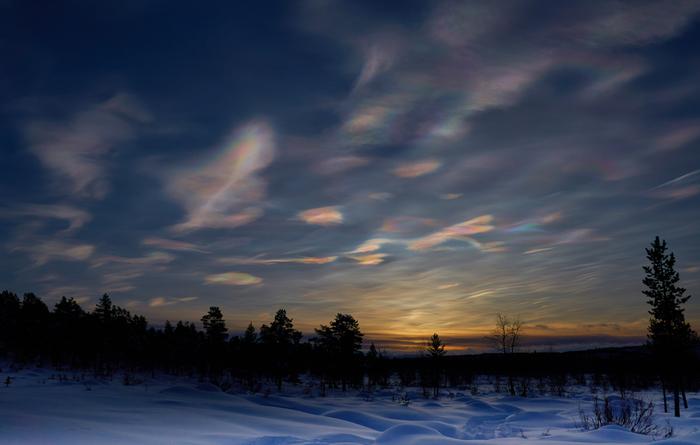 Helmiäispilviä nähtiin Lapissa tammikuussa 2023.