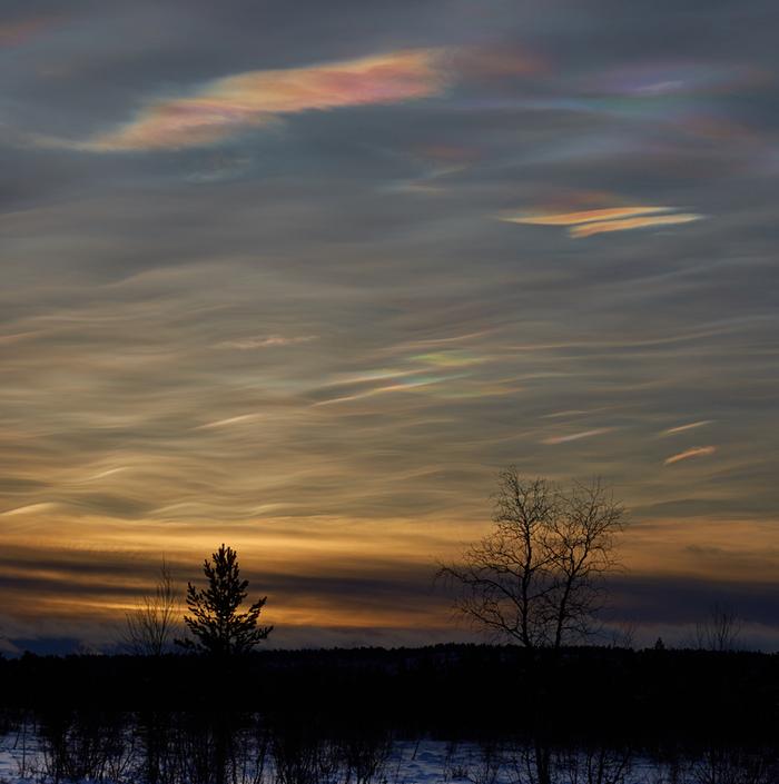 Helmiäispilvet loistivat Utsjoella tammikuussa 2023.