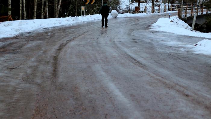 Liukas tie Viikonloppuna tien pinnat voivat olla erittäin liukkaita sään lauhtumisen ja sateiden vuoksi.