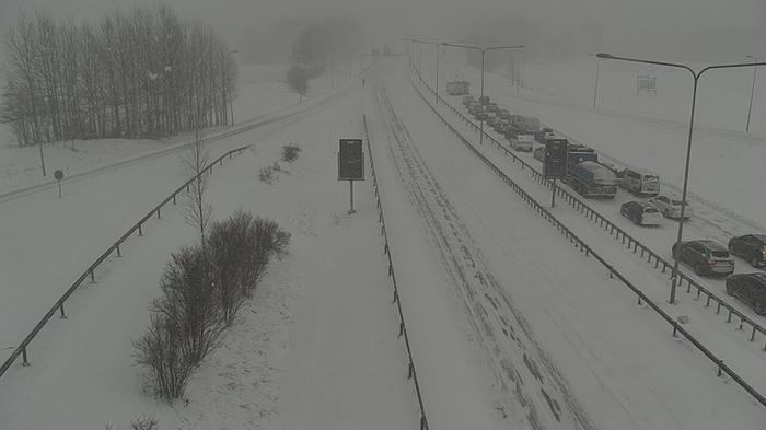 Liikenne jouduttiin pysäyttämään edessä olevan kolarin takia Turunväylällä Espoossa 9. maaliskuuta 2021.