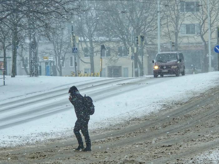Takatalvi Helsingissä 5.4.2024 Takatalvi toi etelärannikolle kymmenisen senttimetriä lunta. Seuraava sakea pyry saapuu maan keski- ja pohjoisosaan sunnuntaiksi.