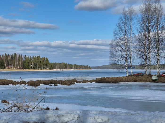Jää haurastuu keväällä lumen sulettua jäältä ja auringonsäteilyn lisääntyessä.