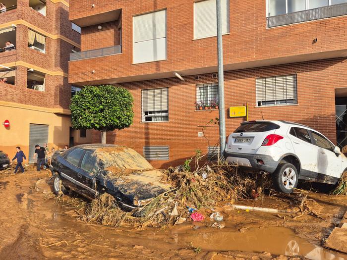 Espanjan tulvat 2024 Tulvaveden heittelemiä autoja.