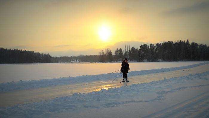 Luonnonjäällä liikkuessa pitää varmistaa riittävä jään paksuus.