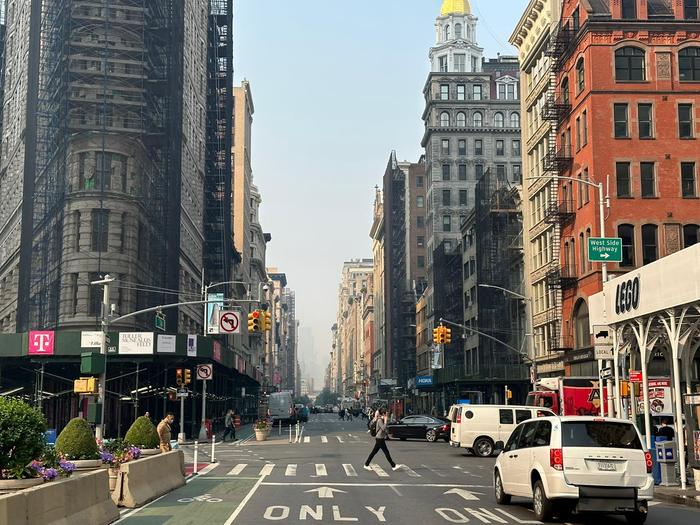 Pahin tilanne Kanadan maastopalojen savujen jäljiltä alkoi helpottaa New Yorkissa 8. kesäkuuta 2023.