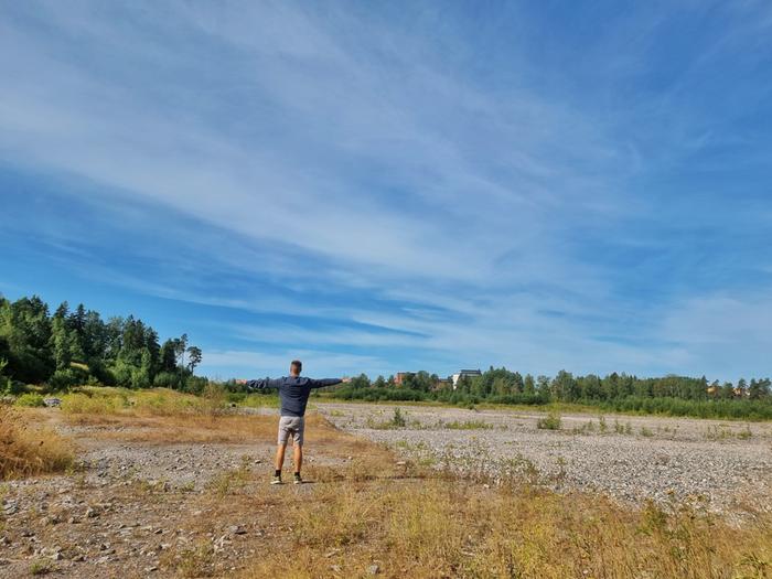 Tuulisääntöä voi testata missä tahansa ja milloin vain ulkosalla. Asetu seisomaan selkä tuulta vasten ja tarkkaile pilviä taivaalla. Tämän kuvan tapauksessa sää selkeni vasemman käden puolella, joten matalapaine on väistymässä ja muuttumassa aurinkoisemmaksi ja heikkotuulisemmaksi.