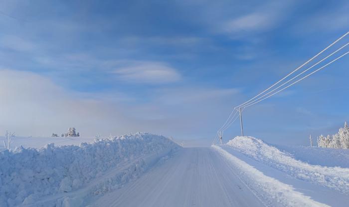 Luminen mäki Luminen tie kevättalven valossa.