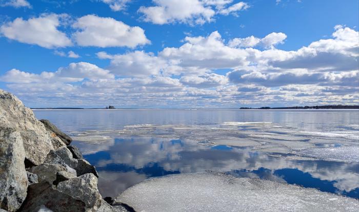Huhtikuun aurinkoa Aurinkoinen huhtikuun päivä Oulujärvellä.