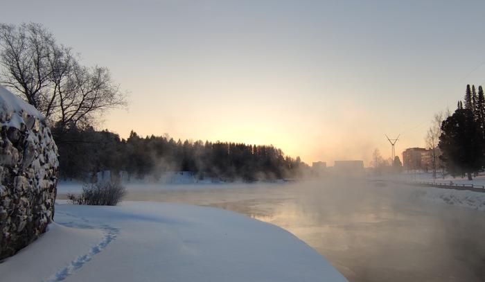 Joki savuaa pakkasella Kajaanissa oli kireää pakkasta tiistaiaamuna.