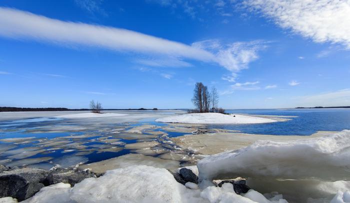 Viimeisiä jäitä Oulujärvellä Jäidenlähtöä Oulujärvellä.