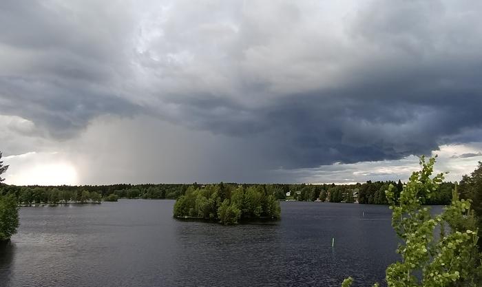 Räväkkä sadekuuro horisontissa.