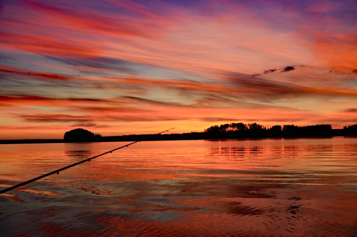 Värikäs kalastusyö Lappajärvellä.