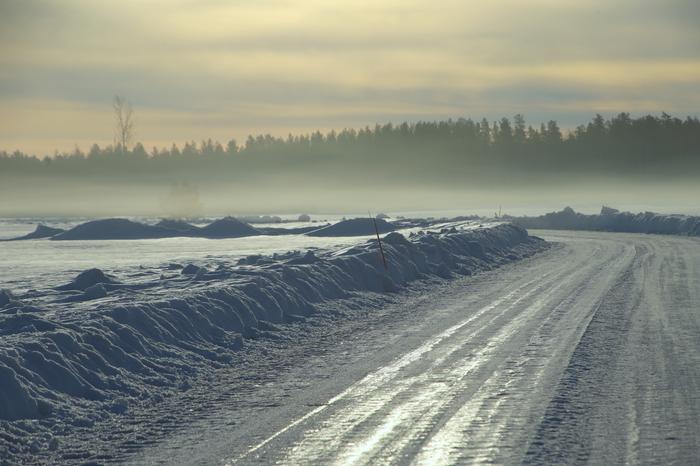 Auringonsäteily heijastuu tehokkaasti vaaleilta pinnoilta, kuten jäästä ja puhtaasta lumesta. Tällaisten pintojen albedo eli takaisinheijastuskyky on korkea.