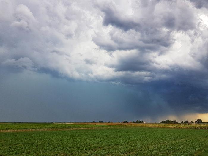 Supersolu-ukkonen on paikallinen mutta hyvin voimakas ukkoskuuro.