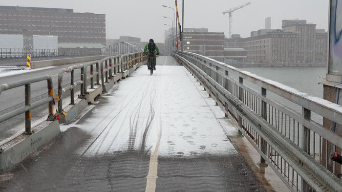 Lunta satoi Helsingissä aamulla 14. huhtikuuta 2020.