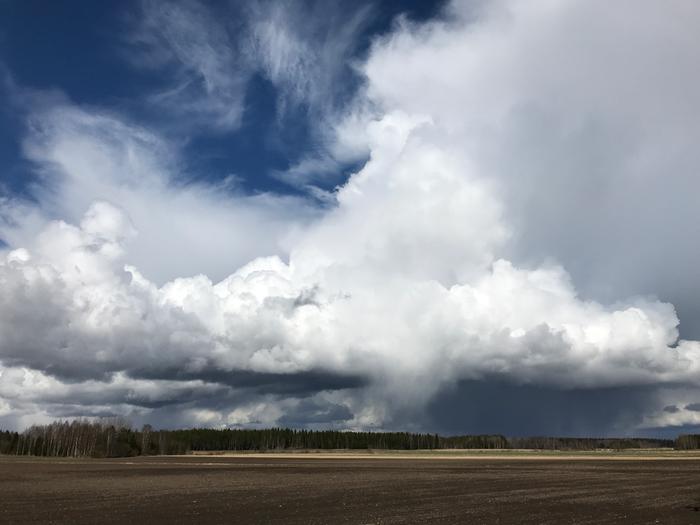 Kuuropilviä kevätpäivänä.