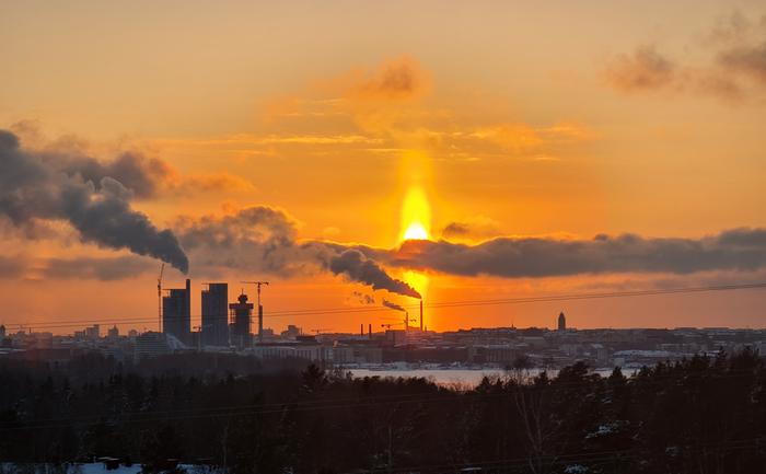 Auringonpilari pakkasella Auringonpilareille ja muille haloilmiöille kuiva pakkassää on suosiollinen ilmassa leijuvien jääkiteiden takia. Kuva: Raimo Lehtinen, Herttoniemi, Helsinki, 6.2.2021