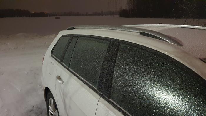 Jäätävä sade kuorrutti auton.