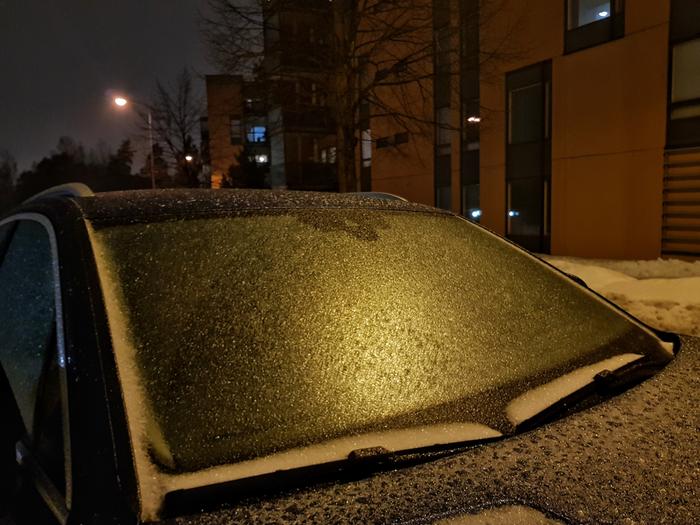 Autoilijoilla on edessään haastava tehtävä, kun he ryhtyvät putsaamaan jääkerrosta.