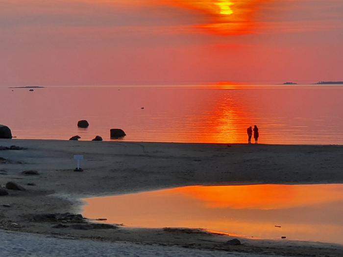 Toukokuun lämpimän päivän värikäs auringonlasku.