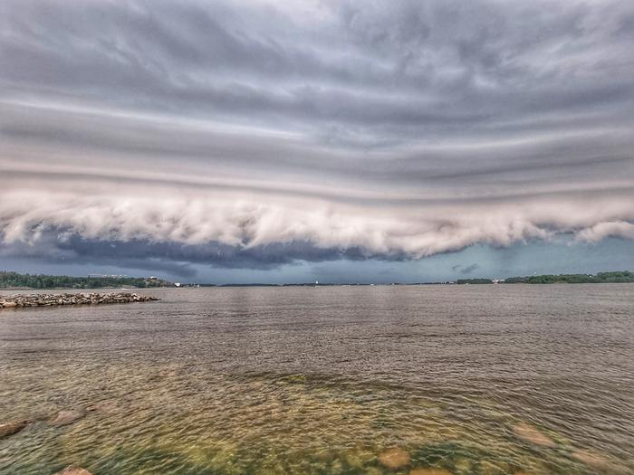 Laaja-alainen ukkoskuuropilvi.