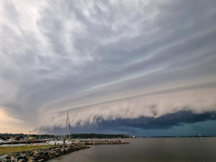 Voimakas ukkosrintama saapui Helsingin Kulosaareen klo 14 maissa. Ukkospilven etuosassa näkyy näyttävä vyörypilvi. Ukkosrintaman ylitykseen liittyi myös myrskypuuskia. 