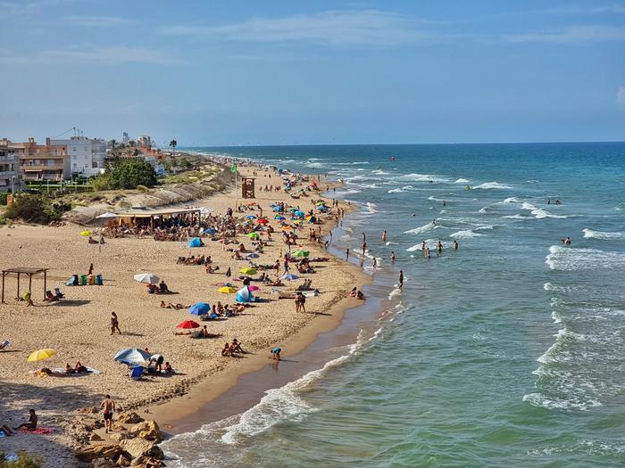 Hellettä Espanjassa Välimeren rannoilla todennäköisesti riittää kuhinaa tulevana kesänä, kun koronarajoitukset ovat poistuneet ja matkailu pyörii jälleen. Kauden ensimmäinen merkittävä helleaalto saapuu jo toukokuussa.