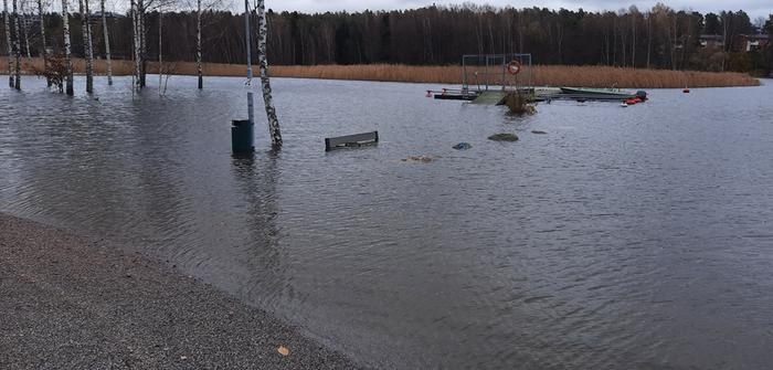 Meri tulvi puistoon Helsingissä.