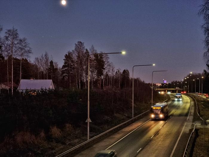 Tienpinnat kimaltavat jäästä. Sään selkeneminen veti tienpinnat jäähän.