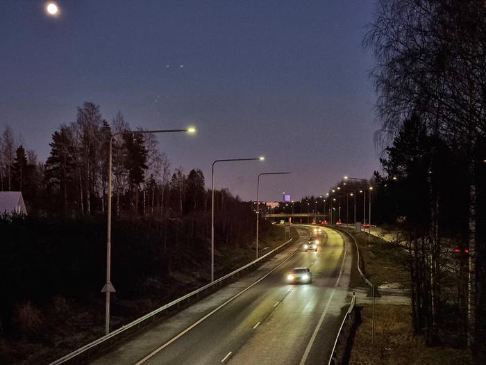Ajokeli Helsingissä Sään selkeneminen veti tienpinnat kuuraisiksi.