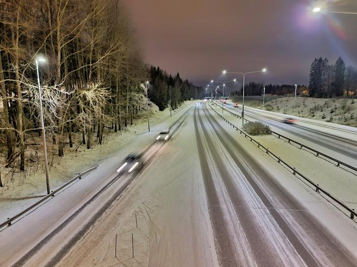 Lumiset ja liukkaat tien pinnat.