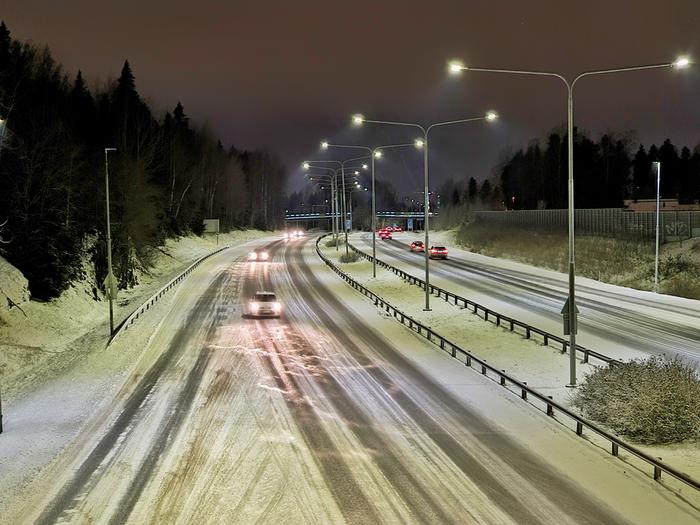 Pöllyävä pakkaslumi heikentää näkyvyyttä tiellä.