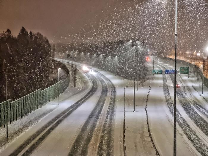 Lumipyry aiheutti huonoa ajokeliä Helsingissä.