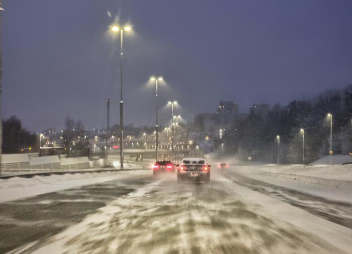 Pöllyävää pakkaslunta tien päällä.