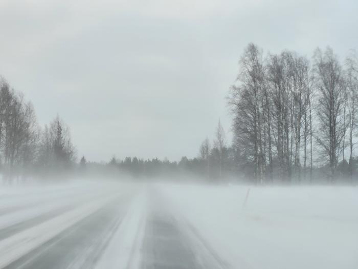 Lumipyry sotki liikennettä maan keskiosassa.