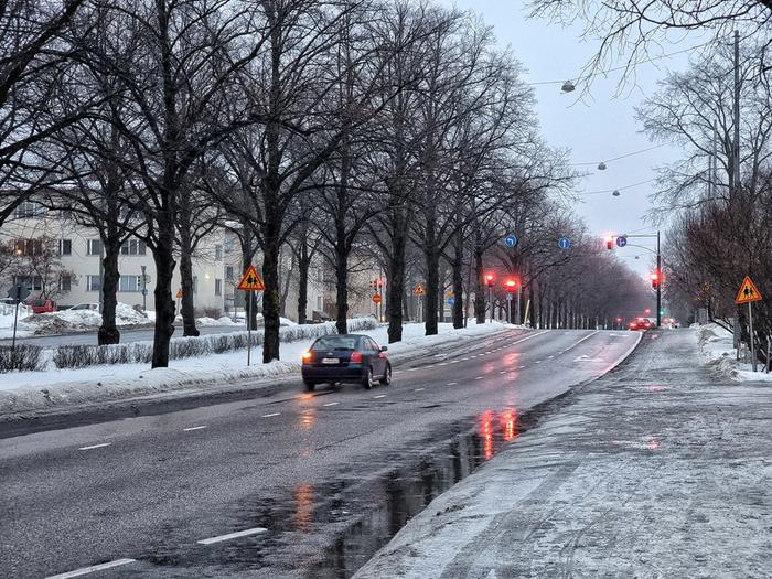 Liukas ajokeli Kevyen liikenteen väylät ovat hyvin liukkaita.