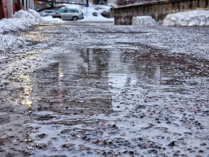 Liukkauden torjunta ja teiden kunnossapito kannattaa, koska näin voidaan ennaltaehkäistä liukastumistapaturmia. Erityisen petollinen on jääkerroksen päälle satava vesi.