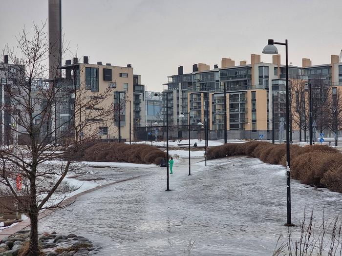 Liukasta Helsingissä Lauha helmikuinen päivä Etelä-Helsingissä.