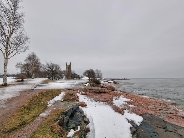 Lauha sää on tehnyt tehtävänsä ja sulattaa lumia.