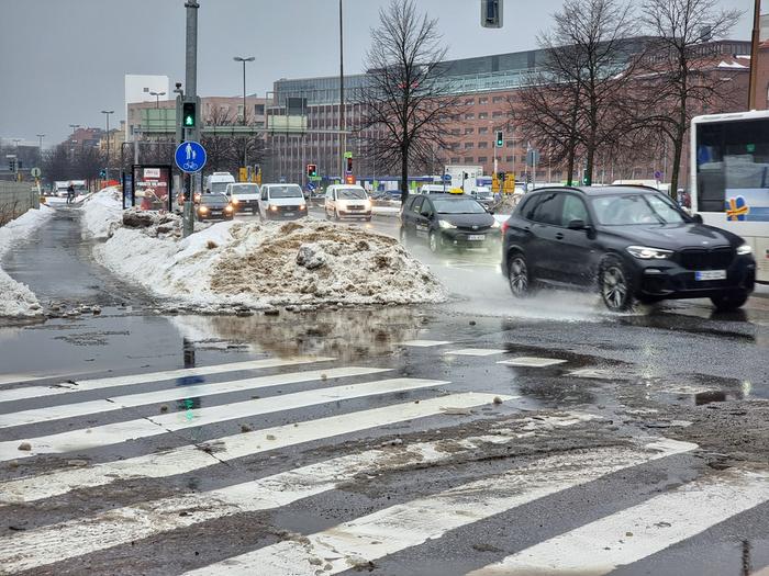 Helsingissä oli loskainen ja vetinen ajokeli helmikuussa.