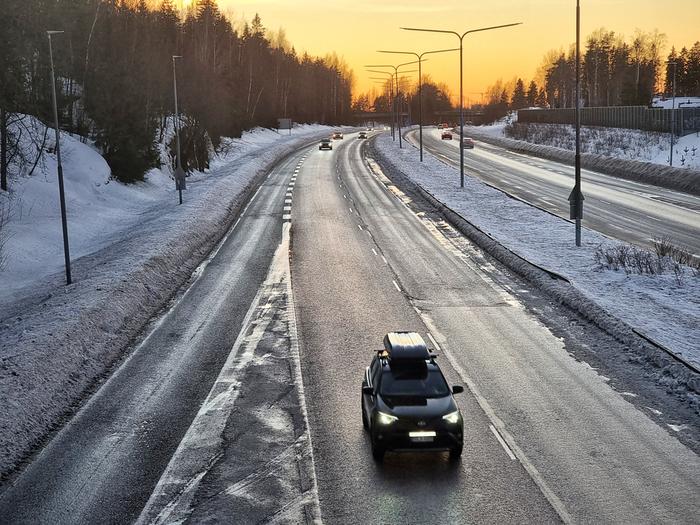 Sulamisvedet jäätyneet Sulamisvesien jäätyminen ja kuuranmuodostus voi tuoda petollista liukkautta tien pinnoille.