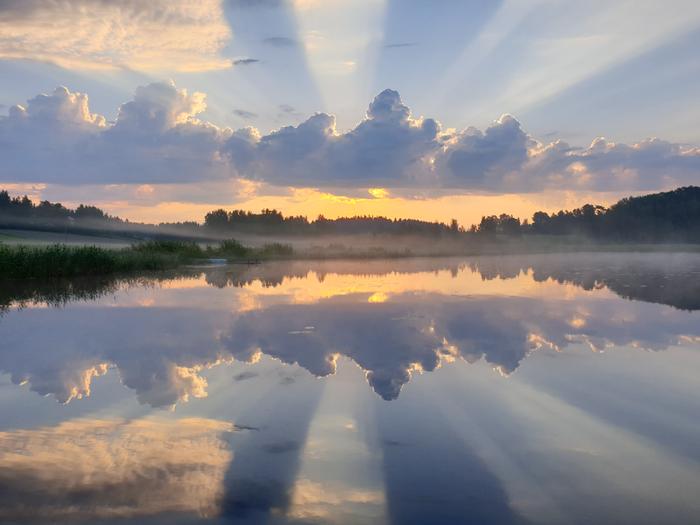 Pilvisäteet raidoittivat taivaan.