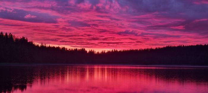 Kuuropilvien jäänteet ovat viime päivinä tuoneet värikkäitä auringonlaskuja eri puolille maata.