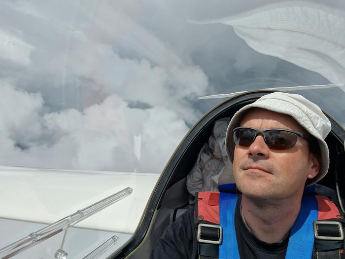 Forecan päämeteorologi Kristian Roine harrastaa purjelentämistä.