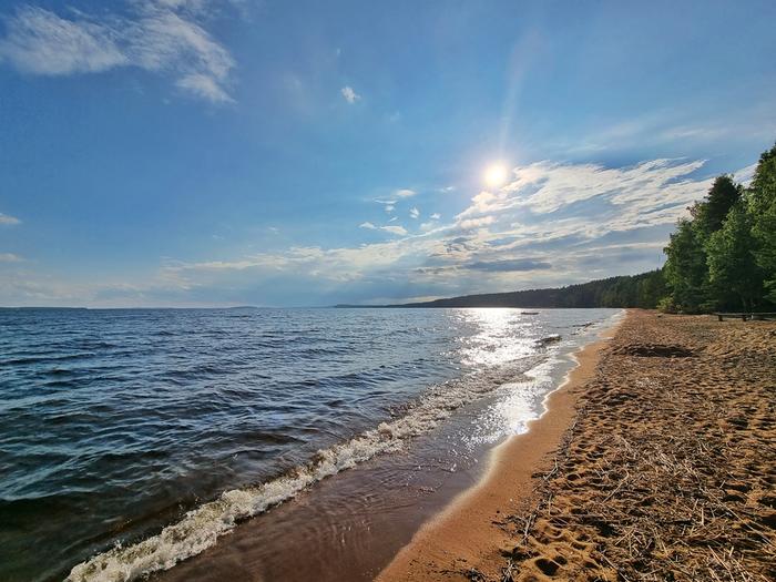 Saimaan rantaa Aurinko laskee Saimaan rannalla.